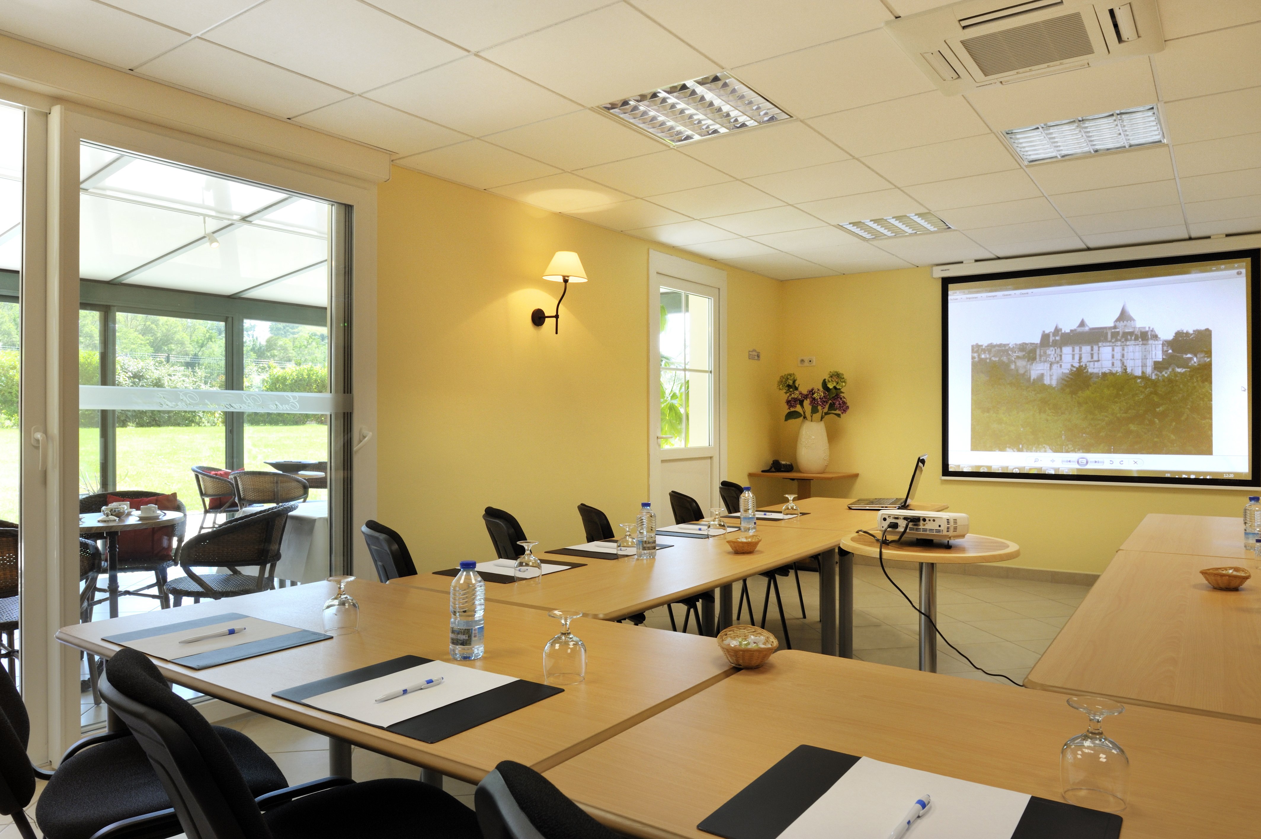 Brit Hotel Châteaudun, Donnemain-Saint-Mamès - photo 10