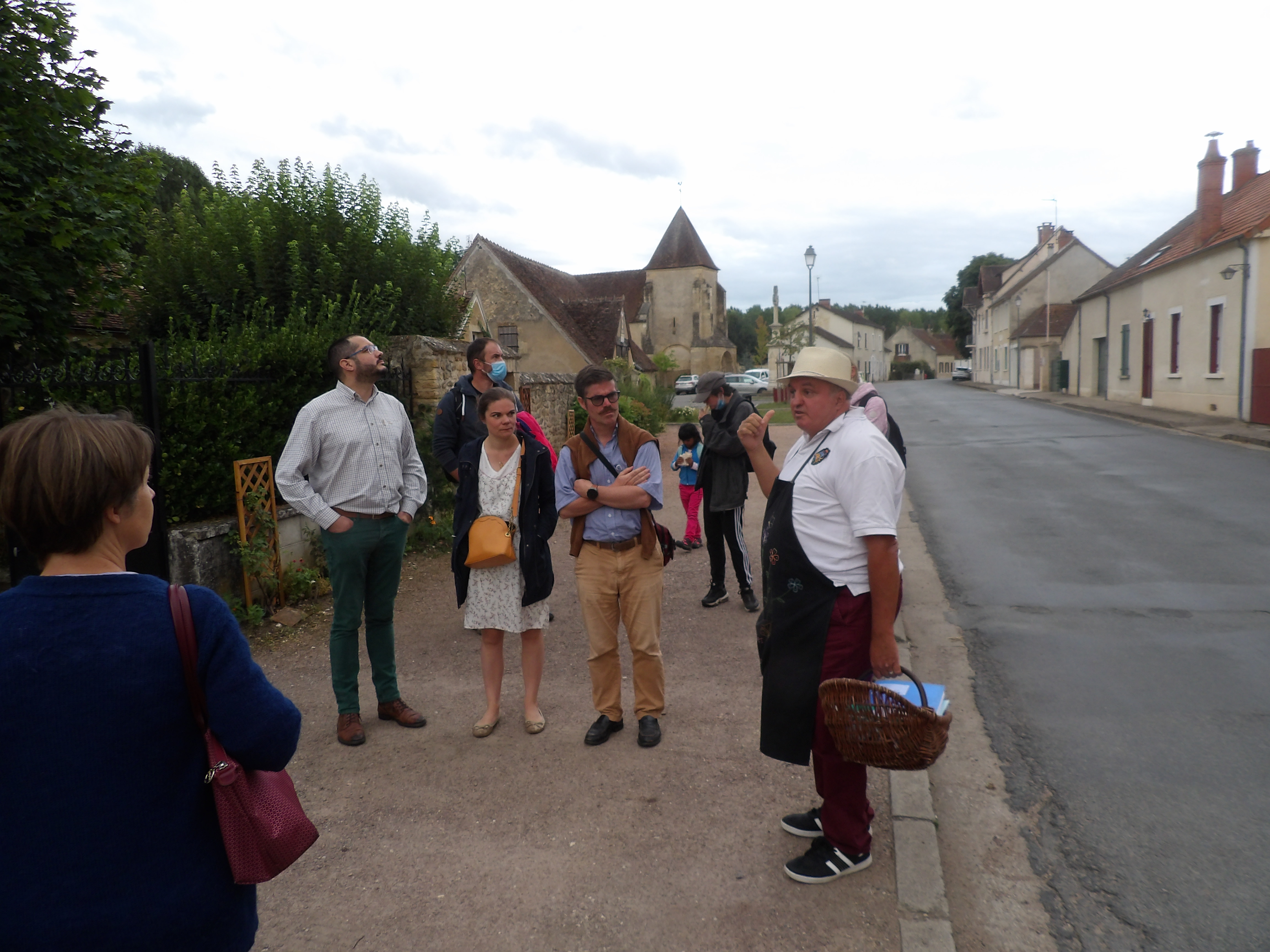 Visite Guidée à pied d'Ainay le Vieil et du Canal de Berry, découverte de la nature et secrets des plantes avec le Poète Enchanteur, Ainay-le-Vieil - photo 7