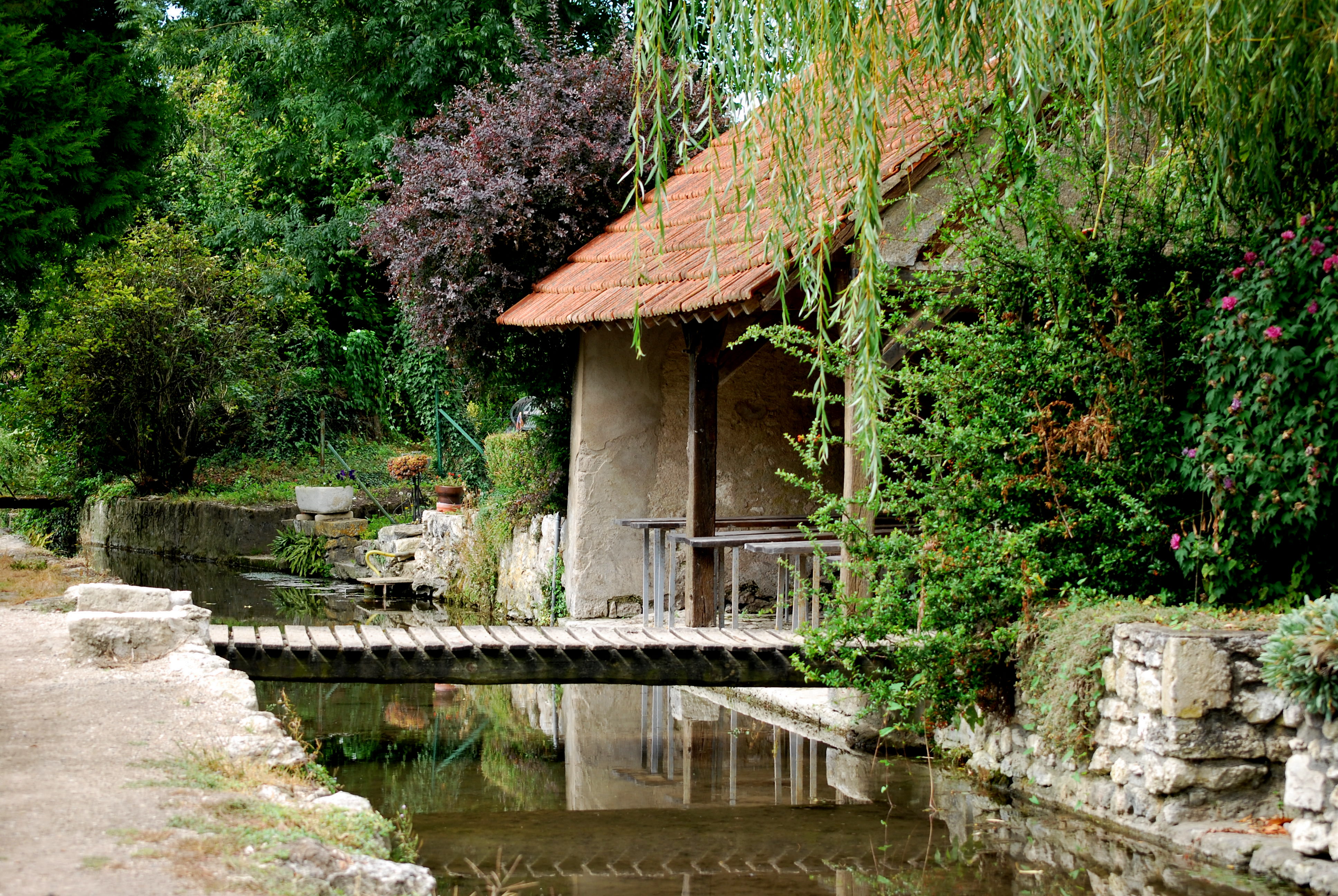 Le chemin des Eaux bleues et de la Pierre tournante, Tavers - photo 2