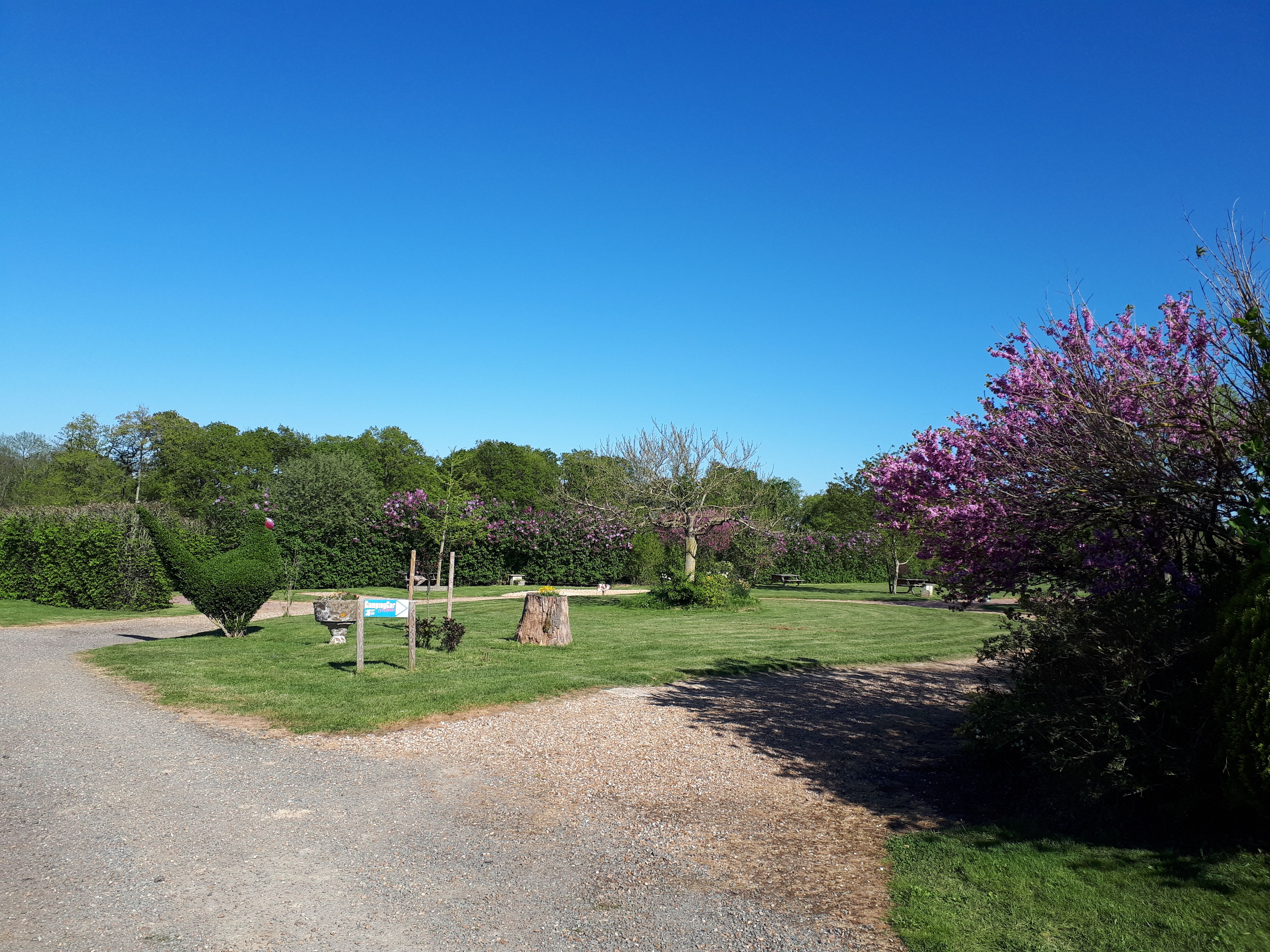 Aire d accueil, de stationnement et de service camping-cars à Aze, Azé - photo 2