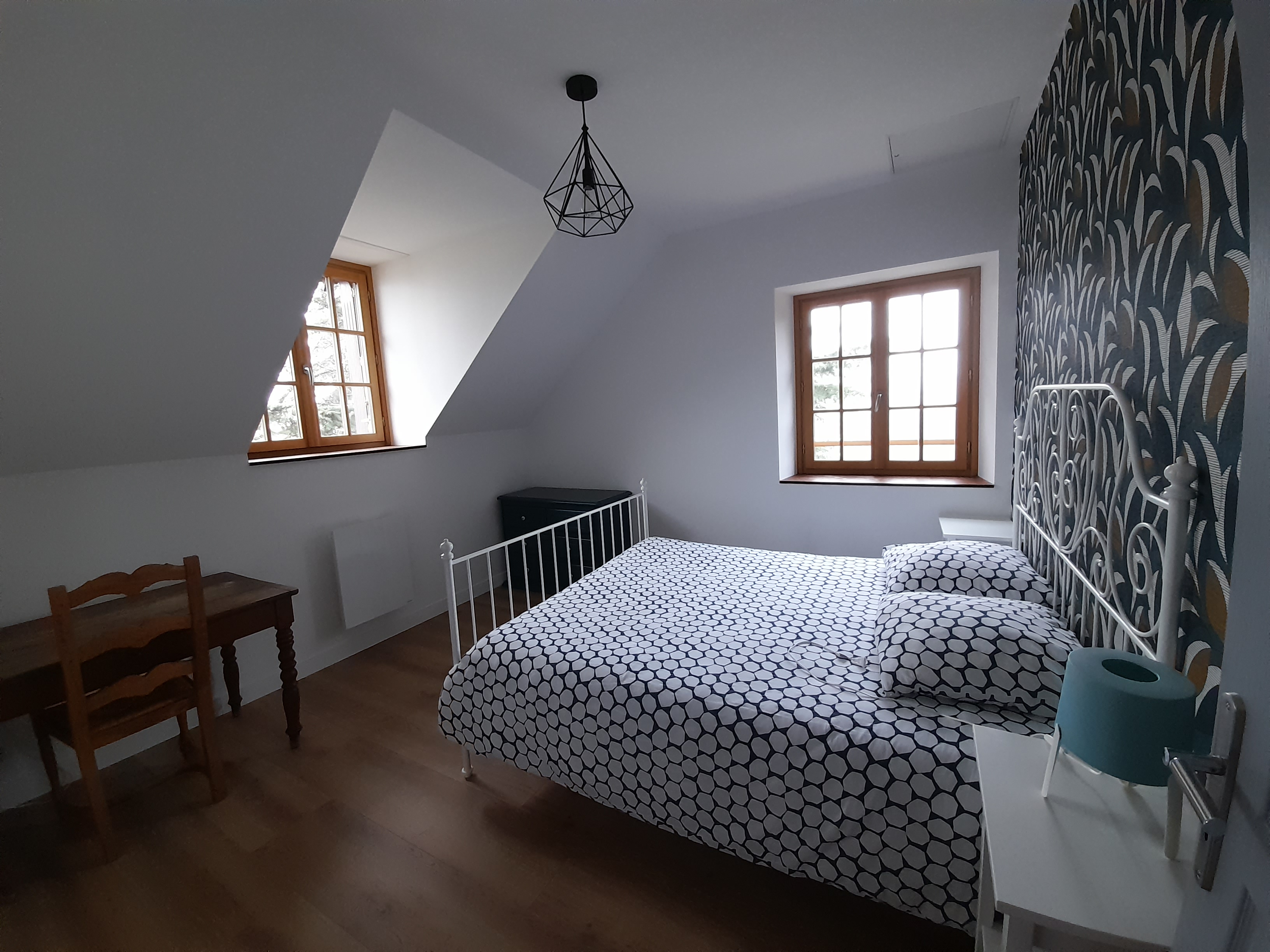 La maison d'à côté, Thésée