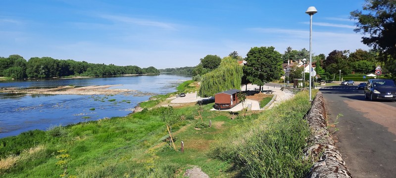 Aire de pique-nique au port de Saint-Denis-de-l'Hôtel