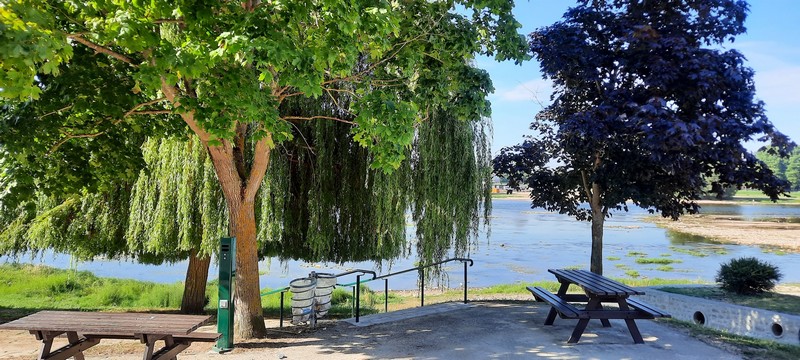 Aire de pique-nique au port de Saint-Denis-de-l'Hôtel, Saint-Denis-de-l'Hôtel - photo 6
