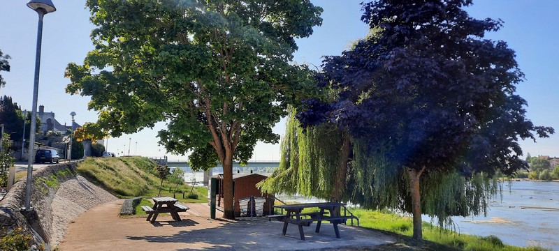 Aire de pique-nique au port de Saint-Denis-de-l'Hôtel, Saint-Denis-de-l'Hôtel