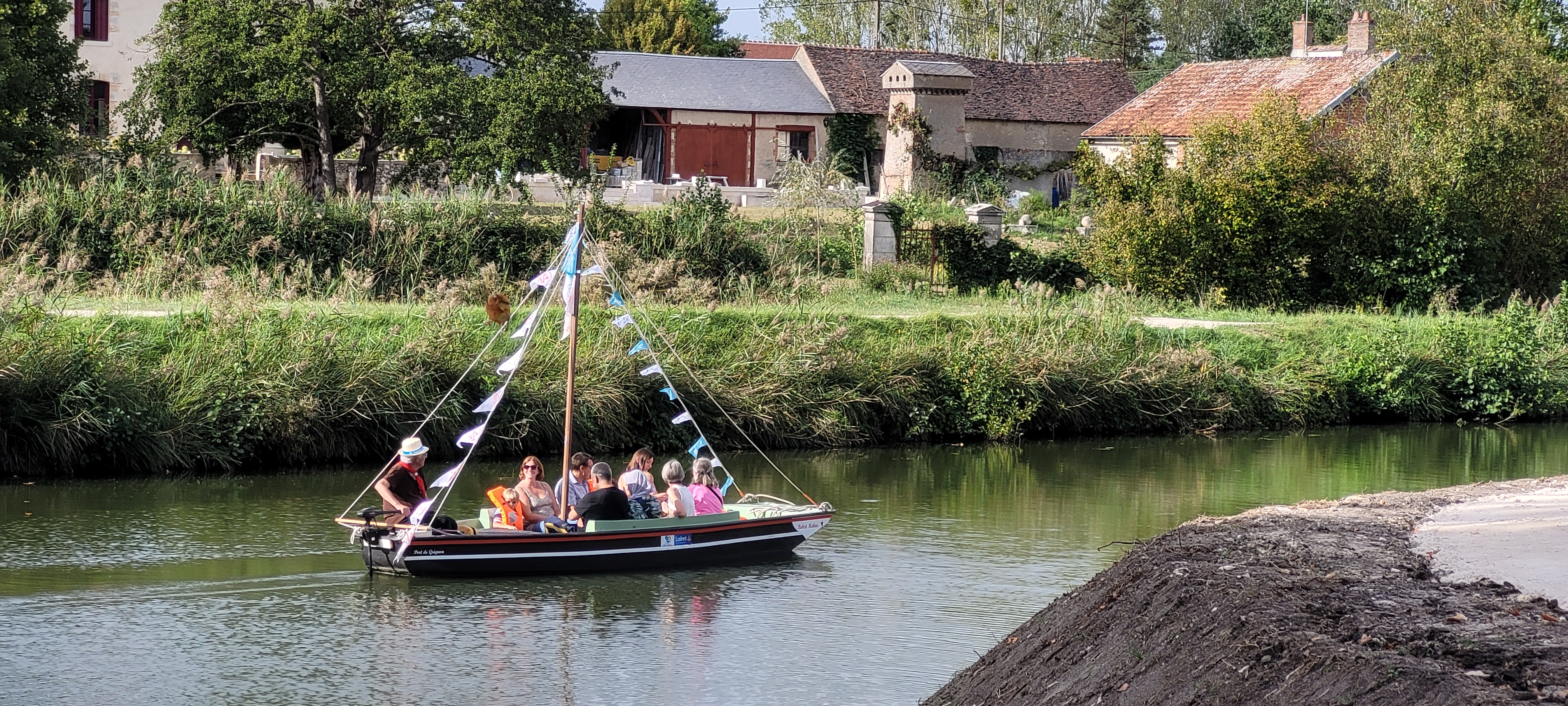 Balade à bord de la flotte de bateaux électriques avec les bateliers de la Belle de Grignon, Vieilles-Maisons-sur-Joudry