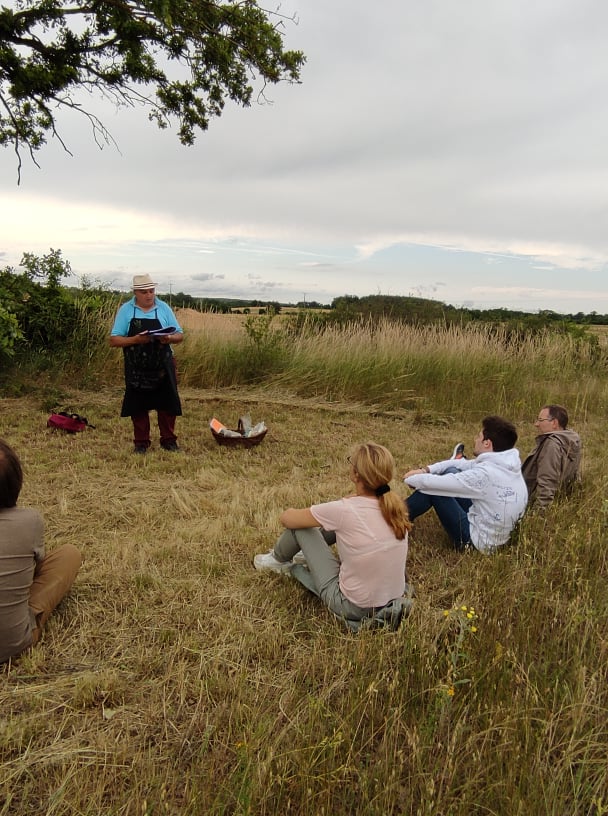 Visite Guidée à pied d'Ainay le Vieil et du Canal de Berry, découverte de la nature et secrets des plantes avec le Poète Enchanteur, Ainay-le-Vieil - photo 2