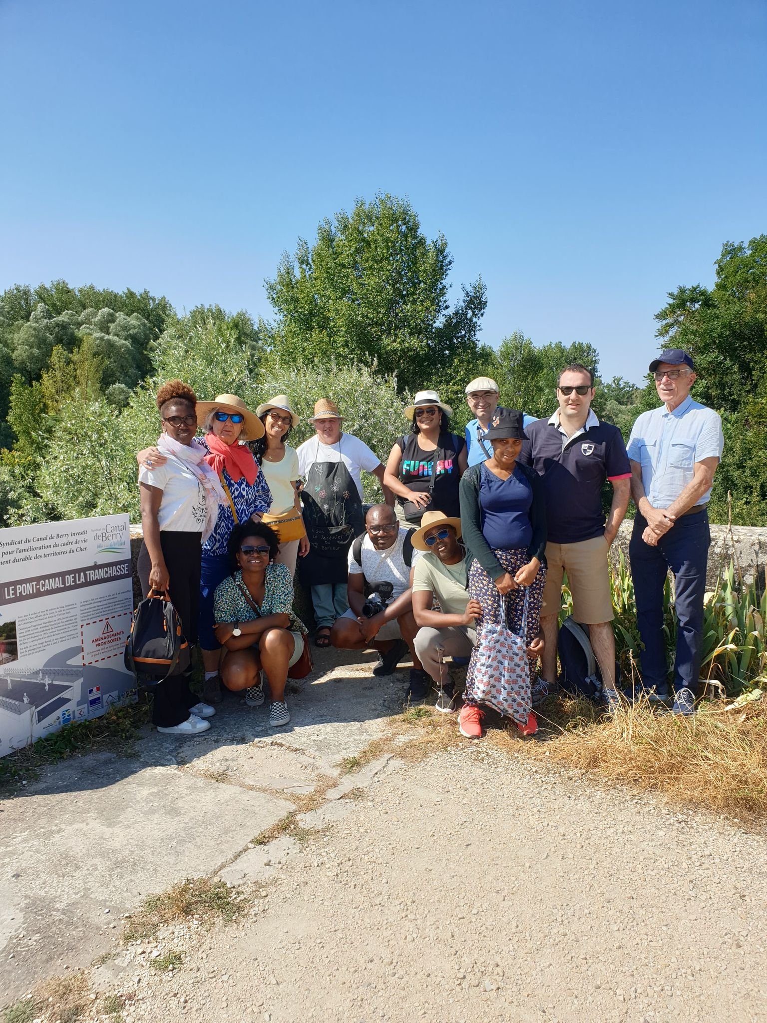 Visite Guidée à pied d'Ainay le Vieil et du Canal de Berry, découverte de la nature et secrets des plantes avec le Poète Enchanteur, Ainay-le-Vieil - photo 4