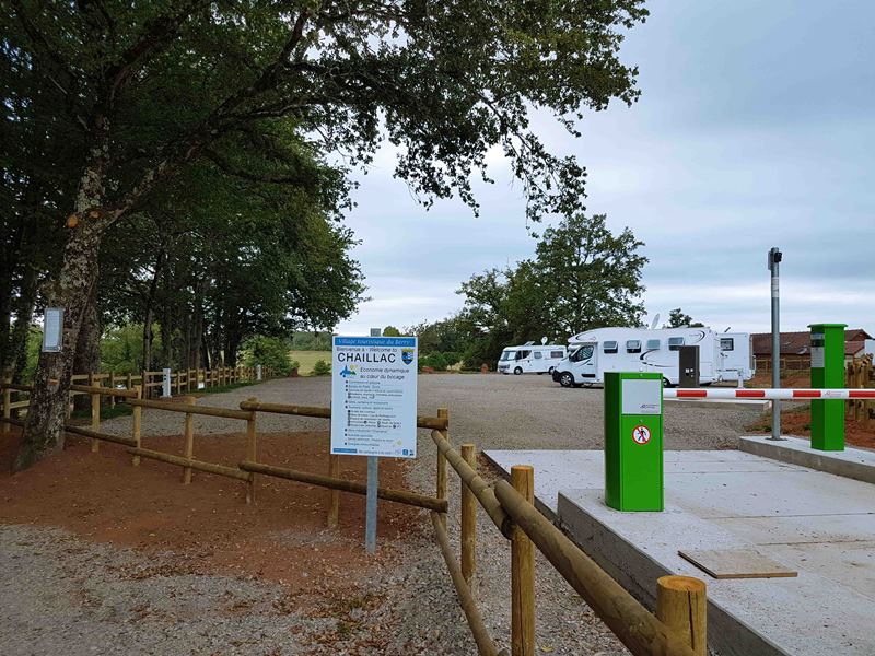 Aire Camping-Car Park au lac de la Rochegaudon