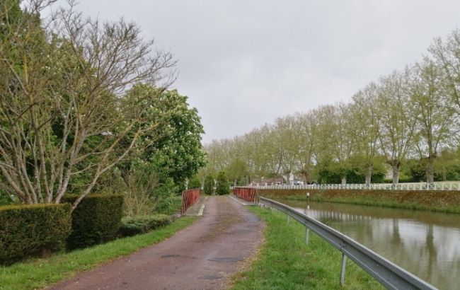 Aire de camping-car - camping de mon Village de Châtillon-Coligny - photo 4