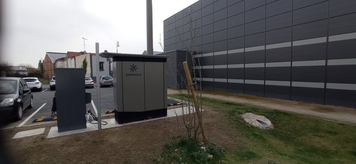 Borne de charge électrique pour véhicule Cinéma le Grand Club, Gien