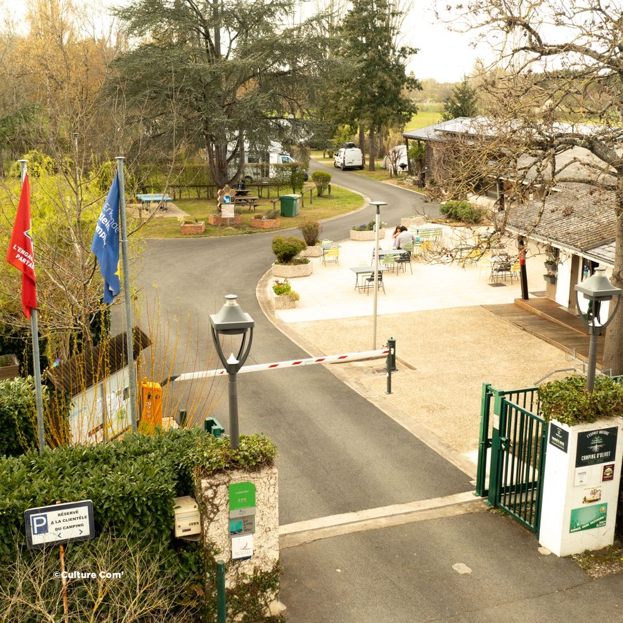 Aire de stationnement de camping-car - Camping d'Olivet