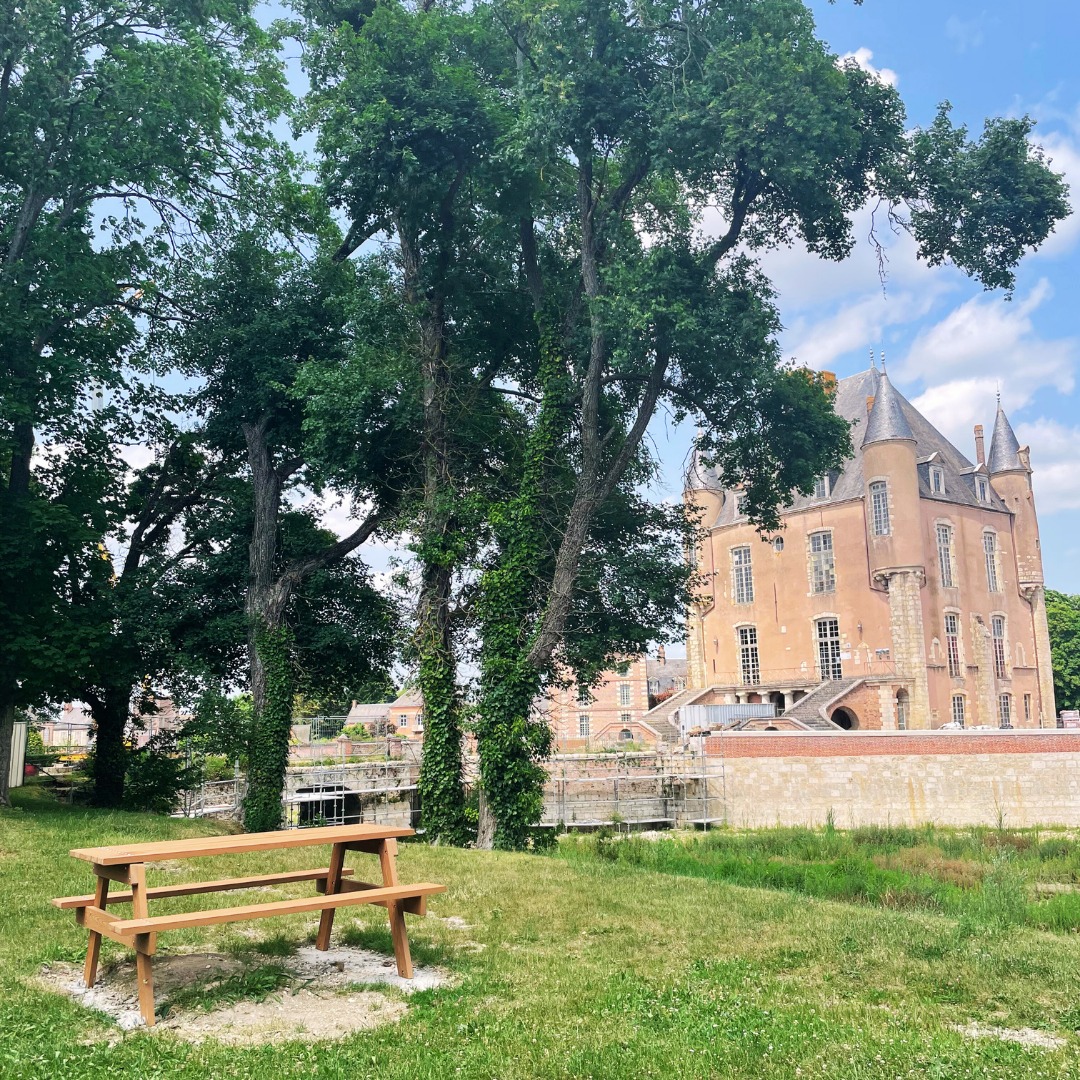 Aire de pique nique, Derrière le donjon de Bellegarde