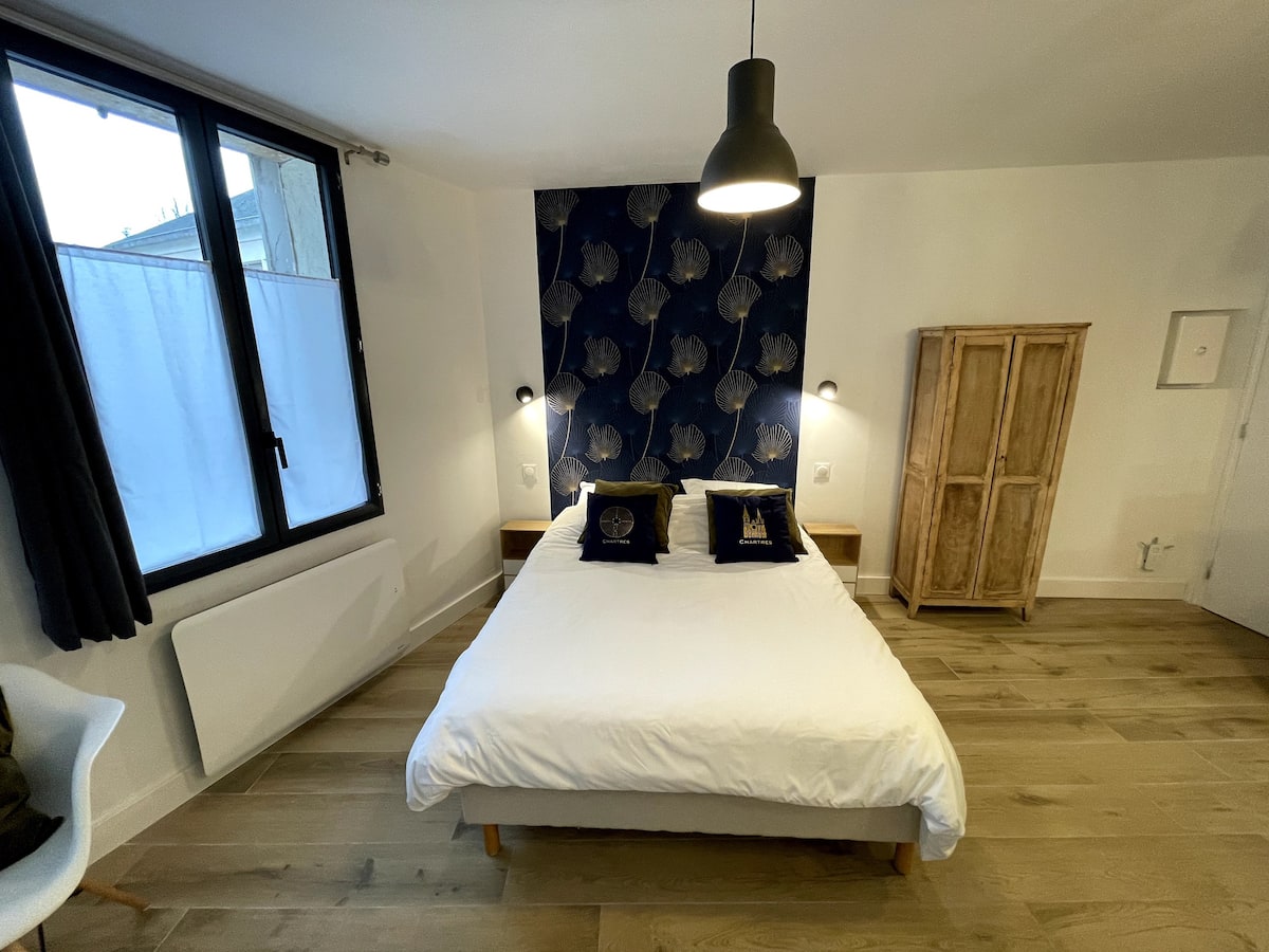 Studio central, parking, lit Queen size par ALP Chartres