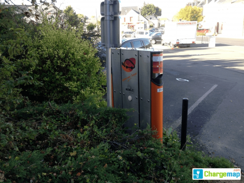 Borne de recharge électrique à Ouzouer-le-Marché