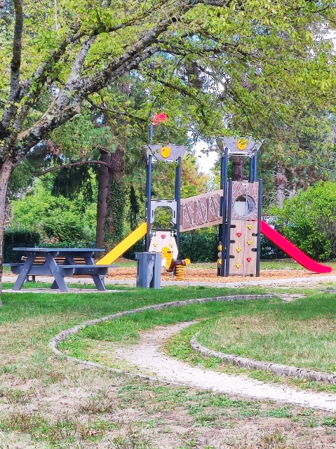 Aire de pique nique et jeux pour enfants des Boulards  France Centre-Val de Loire Loiret Gien 45500