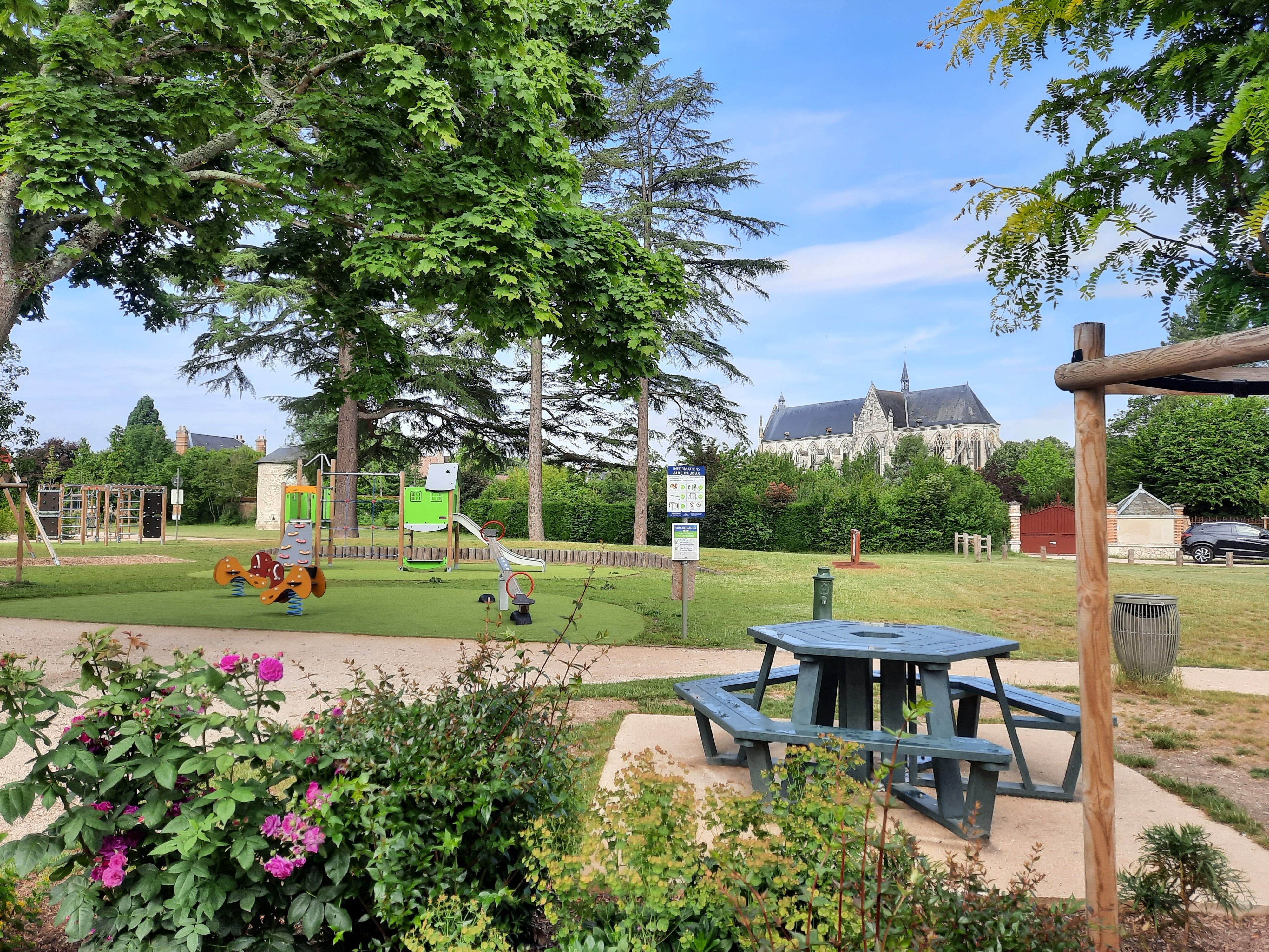 Aire de pique-nique à Cléry-Saint-André (Parc Charles de Gaulle)