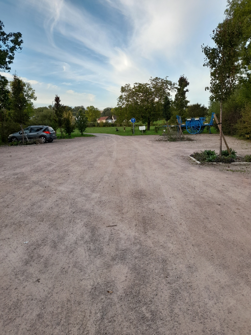 Aire de stationnement à Ids Saint Roch - centre bourg