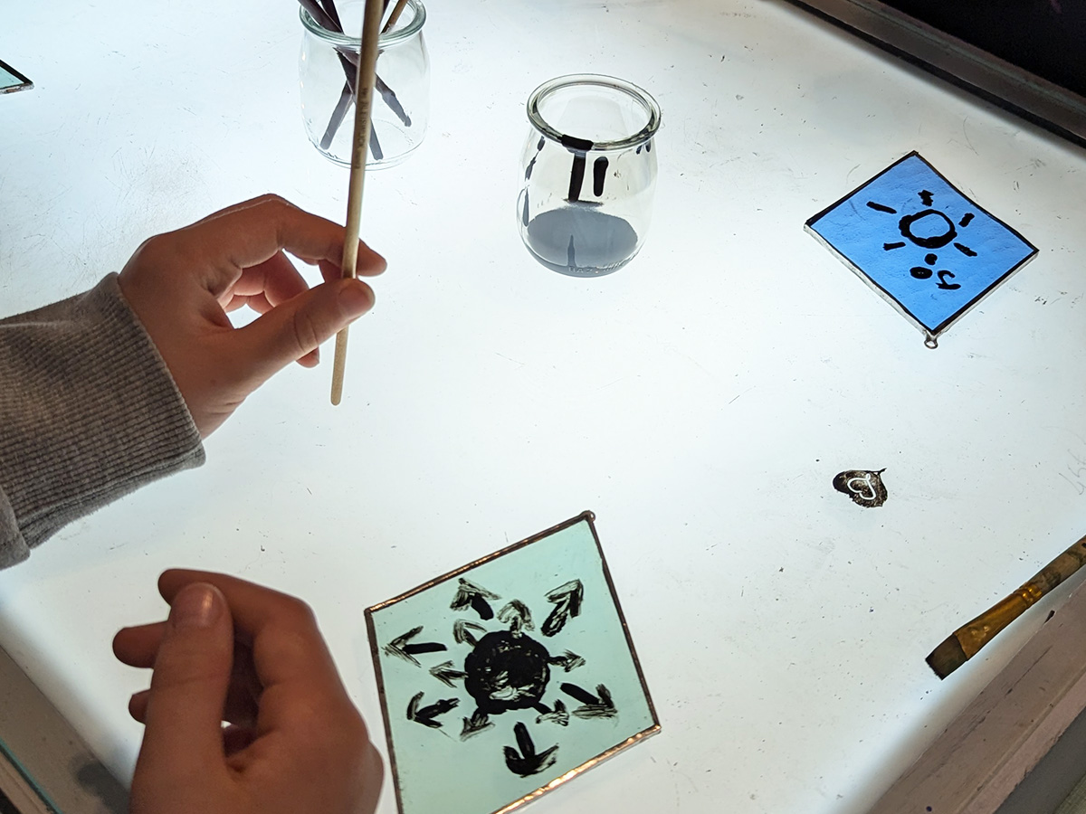 Atelier famille « L’art du vitrail » à la Commanderie d'Arville - photo 3