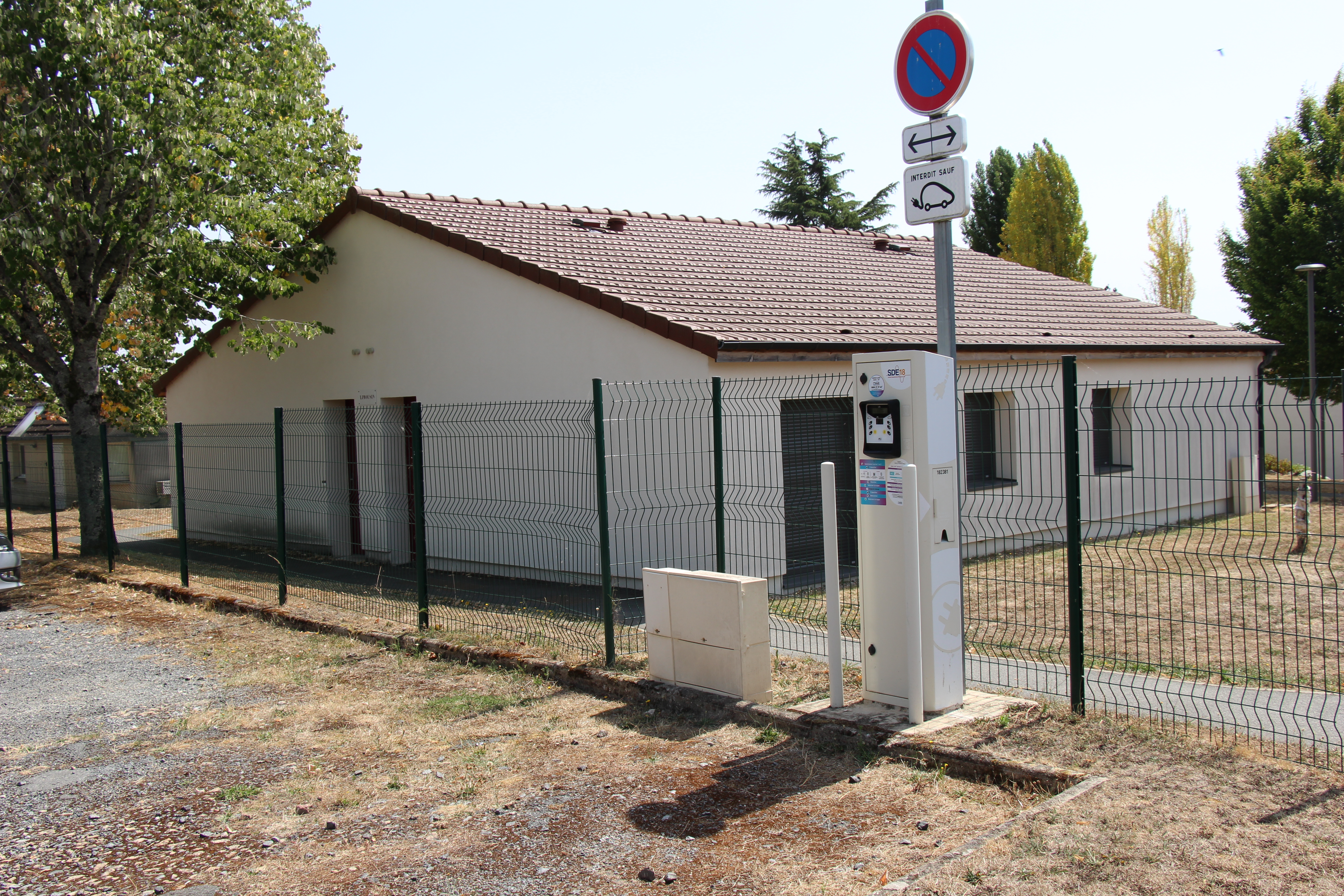 Borne de recharge pour voitures électriques à Vesdun