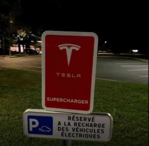 Superchargeur Tesla  France Centre-Val de Loire Indre Coings 36130