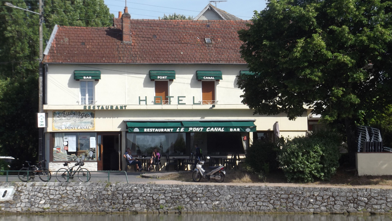 L'Auberge du Pont-Canal — Bars & Cafés à Loiret
