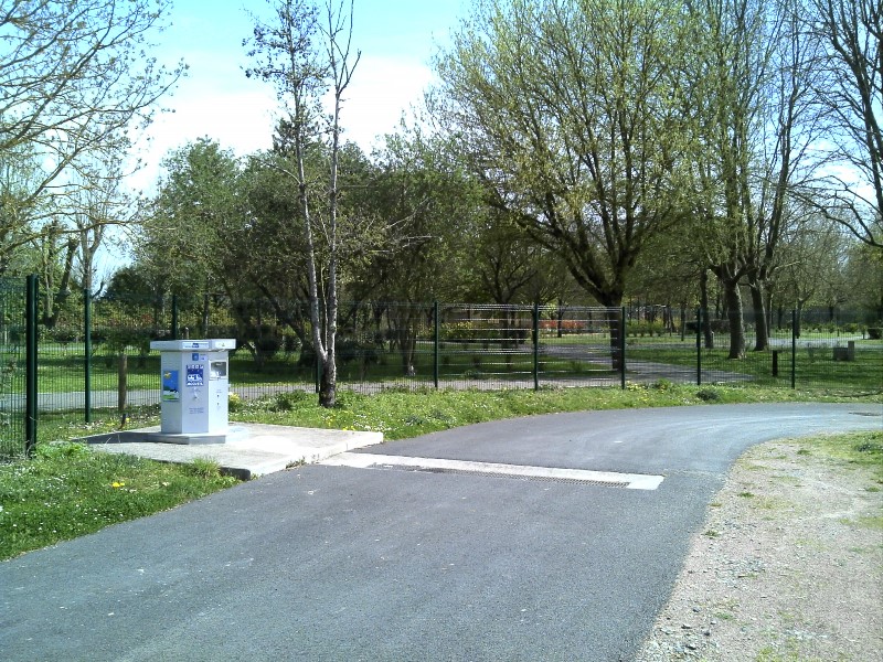 Borne de camping-car, Issoudun - photo 2