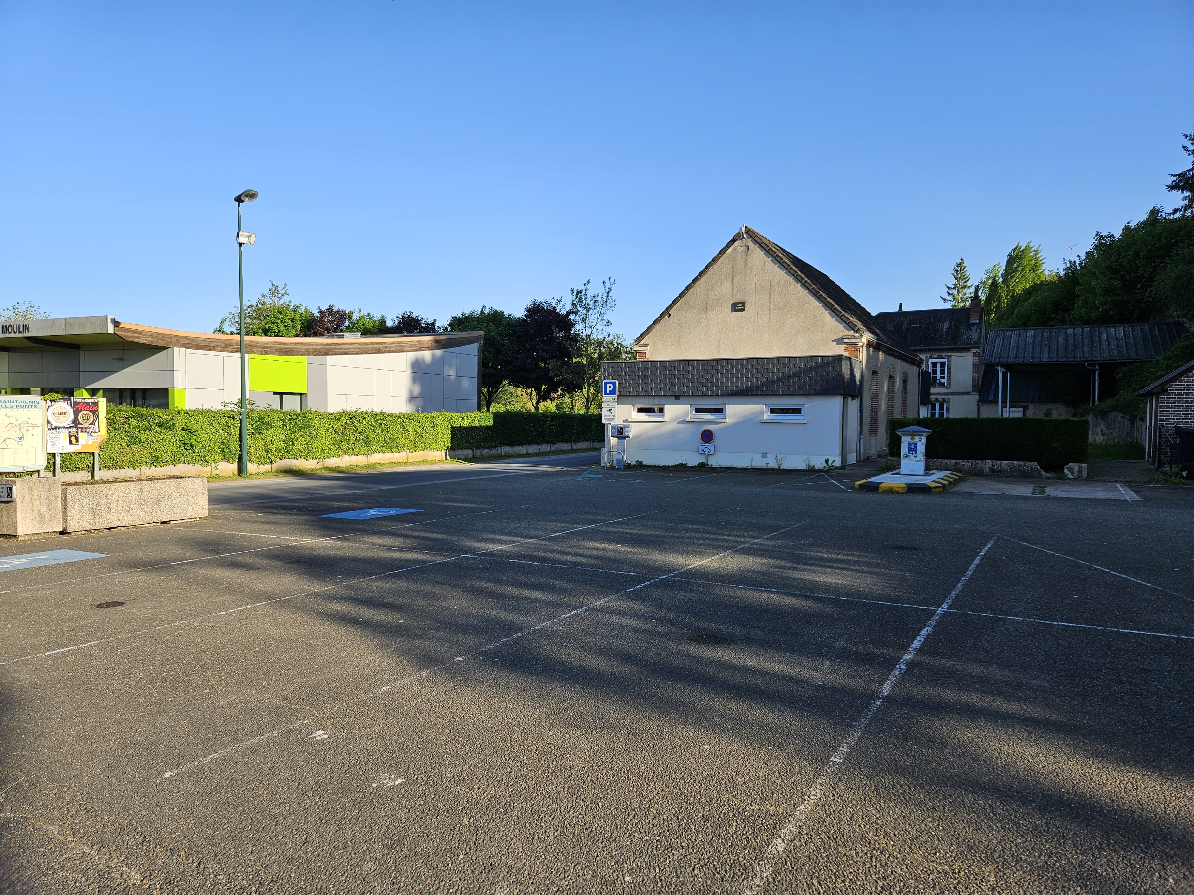 Borne de services camping-car de Saint-Denis-Lanneray