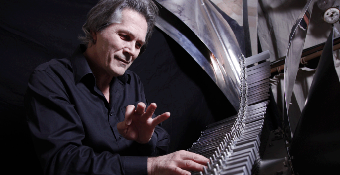 Michel Deneuve, au clavier Cristal Baschet