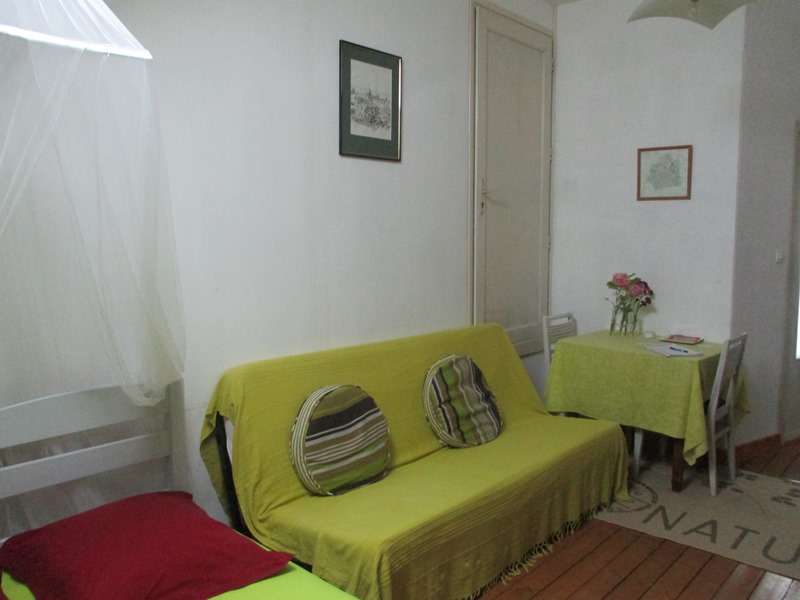 Chambres des Roussis, Le Tranger