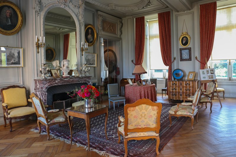 Chateau-de-la-Bussiere-A.Rue-salon-blanc