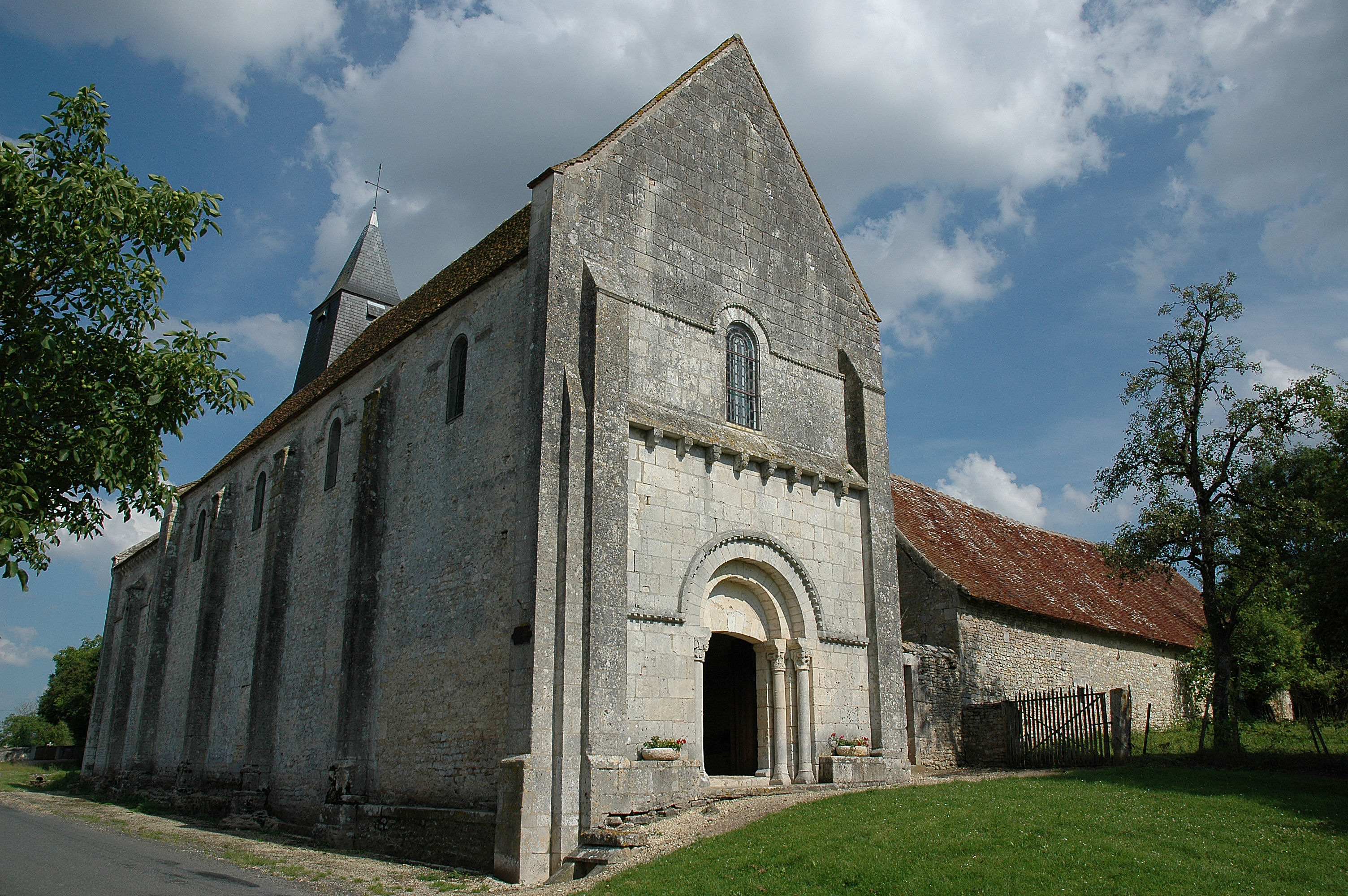Eglise Saint-Denis - Berry Roman, La Celle-Condé