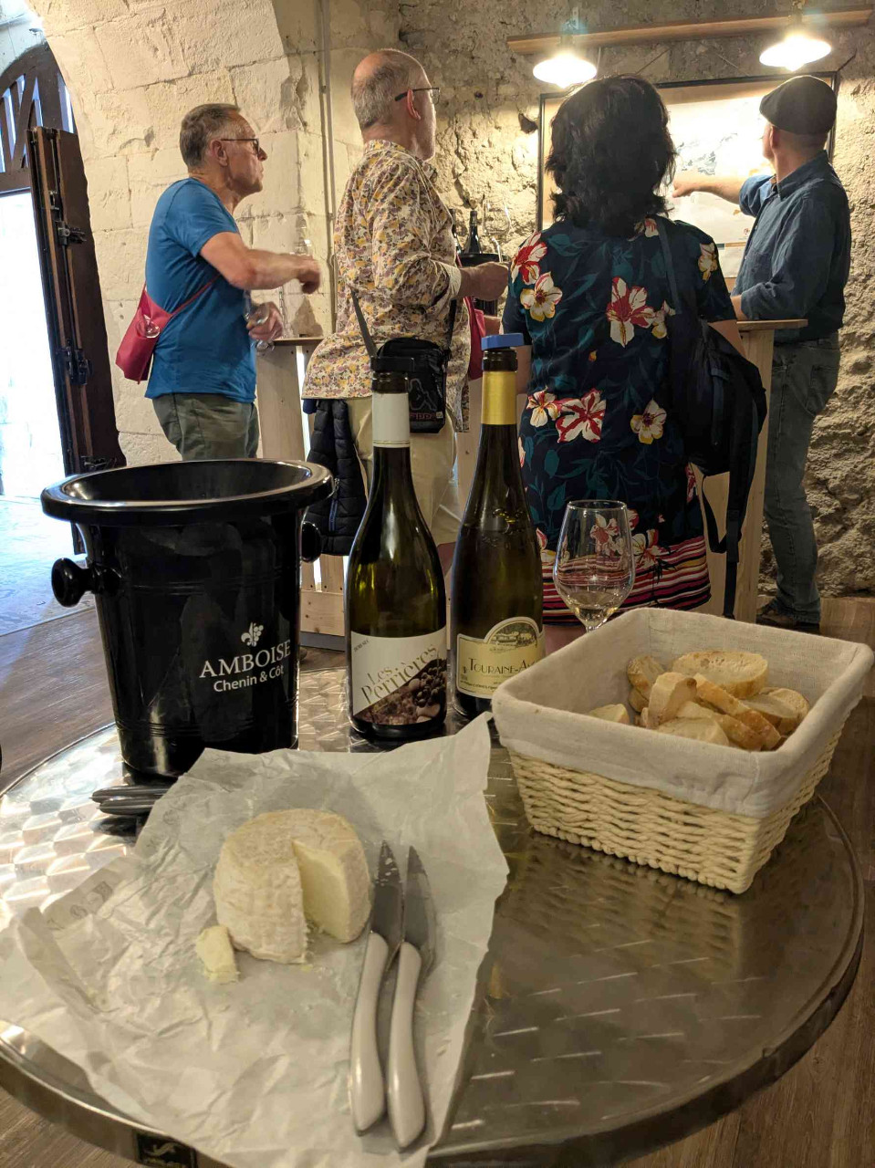 Visite guidée à pied, à vélo, en voiture de collection - dégustations itinérantes - expériences et découvertes autour du vin et du patrimoine local — photo 3