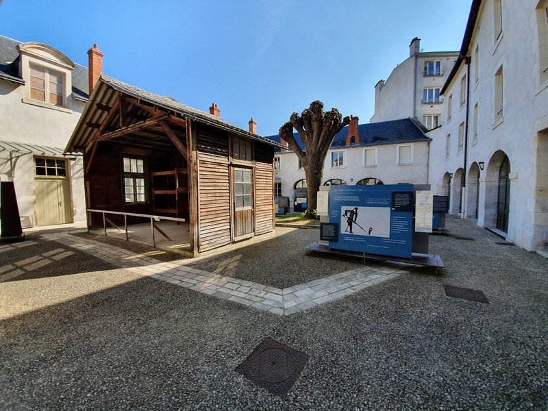 Cour-interieure-CERCIL--Orleans-Val-de-Loire-Tourisme--7--min