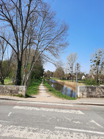 Aire de pique nique au bord du Canal d'Orléans