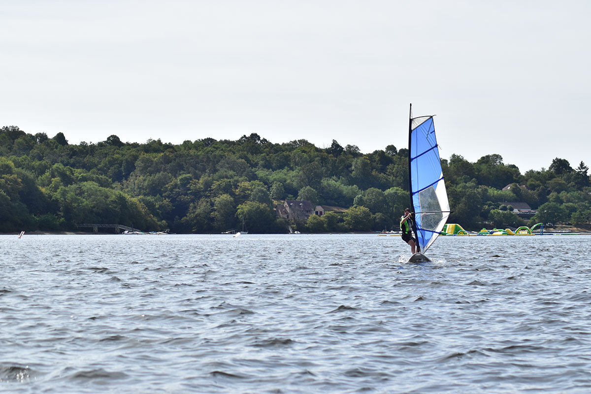 Planche à voile à la base de plein air d'Eguzon