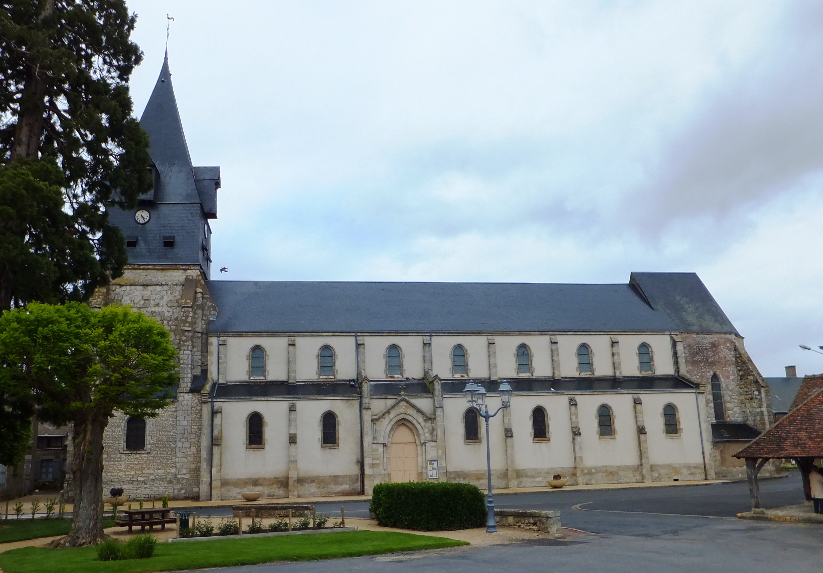 Halle et église Notre-Dame  France Centre-Val de Loire Loiret Aschères-le-Marché 45170