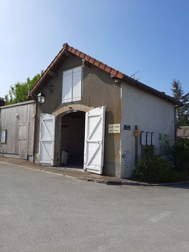 Aire de pique-nique à la Halte du Canal de Fay-aux-Loges