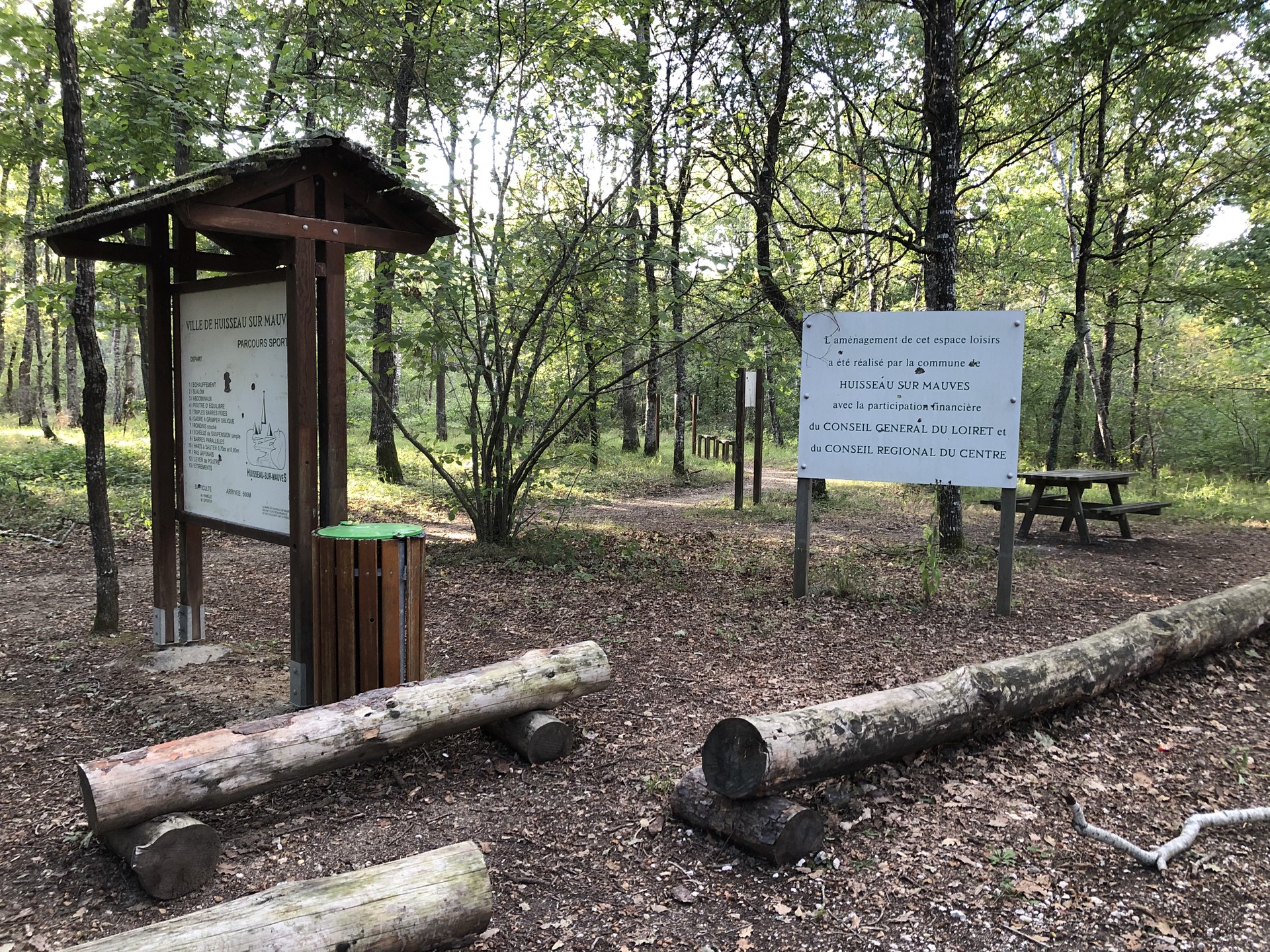 Aire de pique-nique à Huisseau-sur-Mauves, Huisseau-sur-Mauves - photo 3