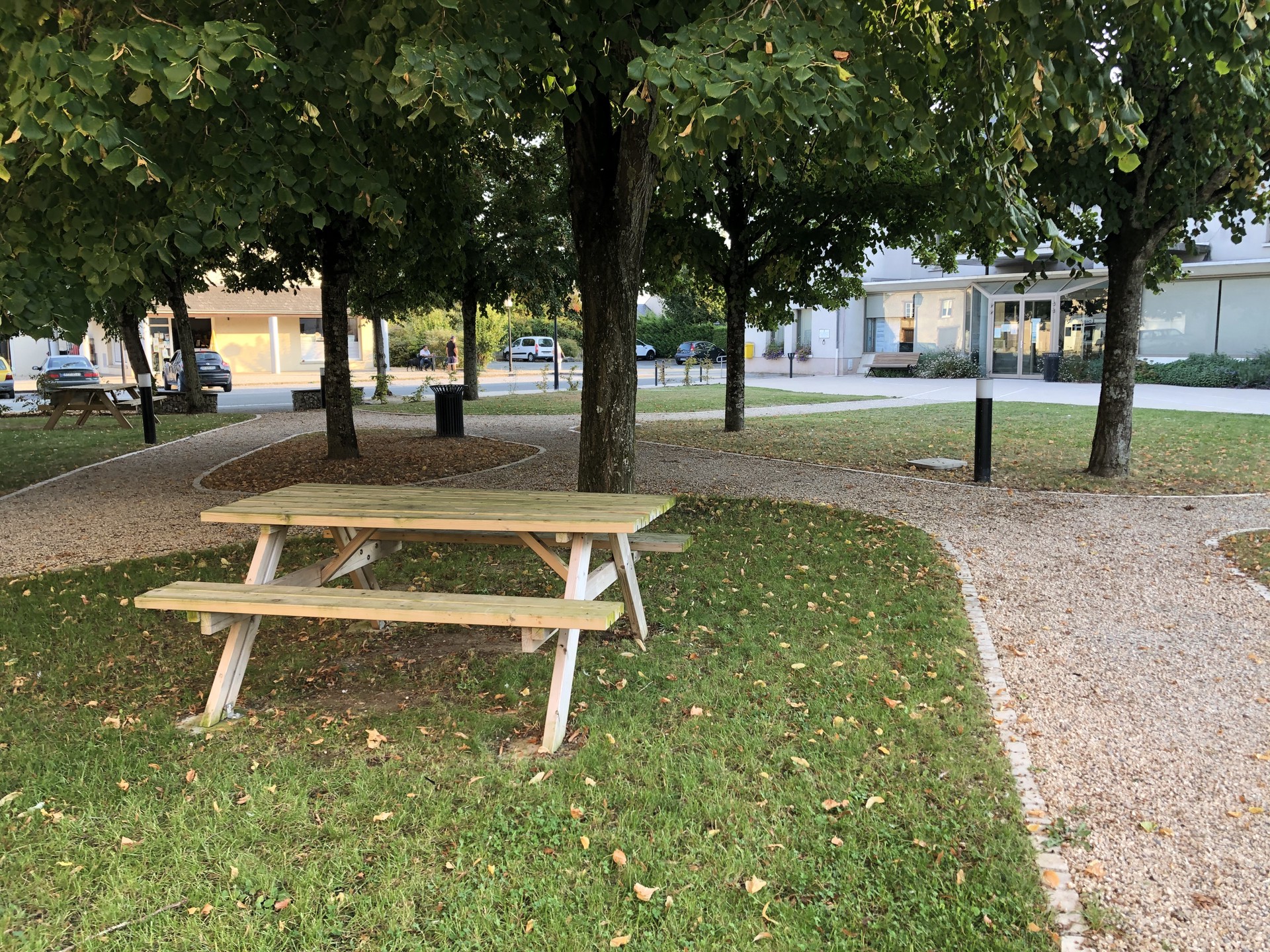 Aire de pique-nique à Epieds-en-Beauce (place Saint-Privat) - photo 3