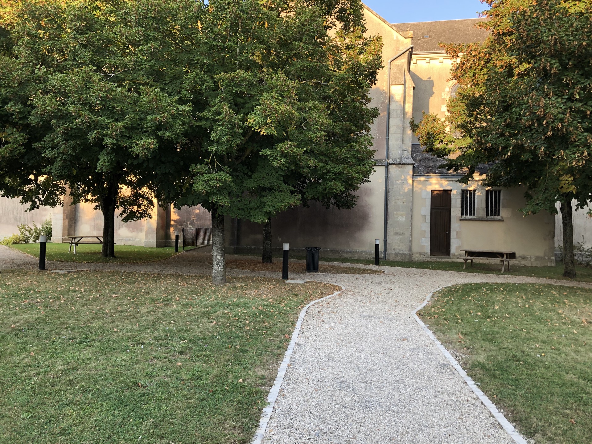 Aire de pique-nique à Epieds-en-Beauce (place Saint-Privat) - photo 4