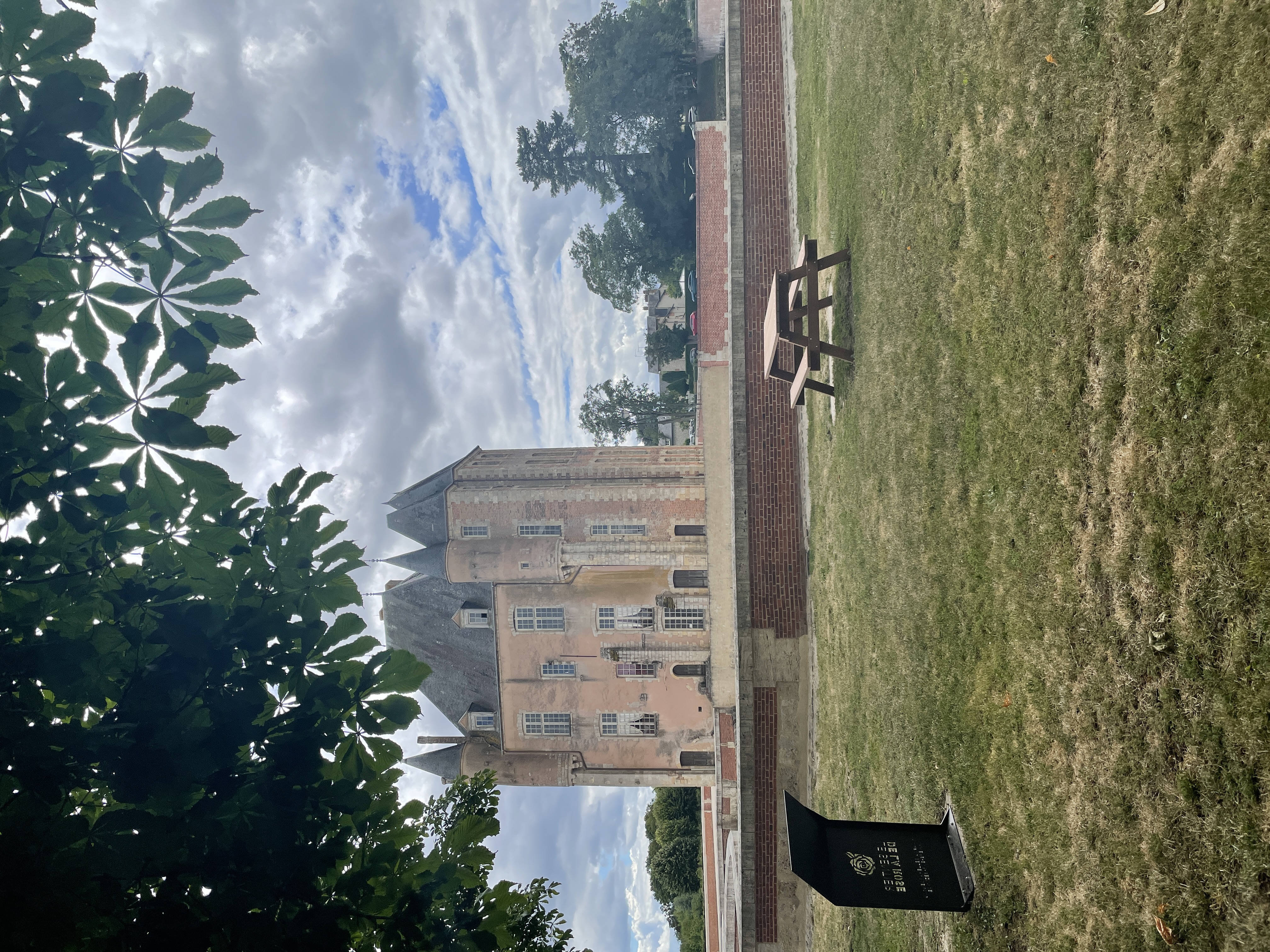 Aire de pique nique, devant la mairie de Bellegarde