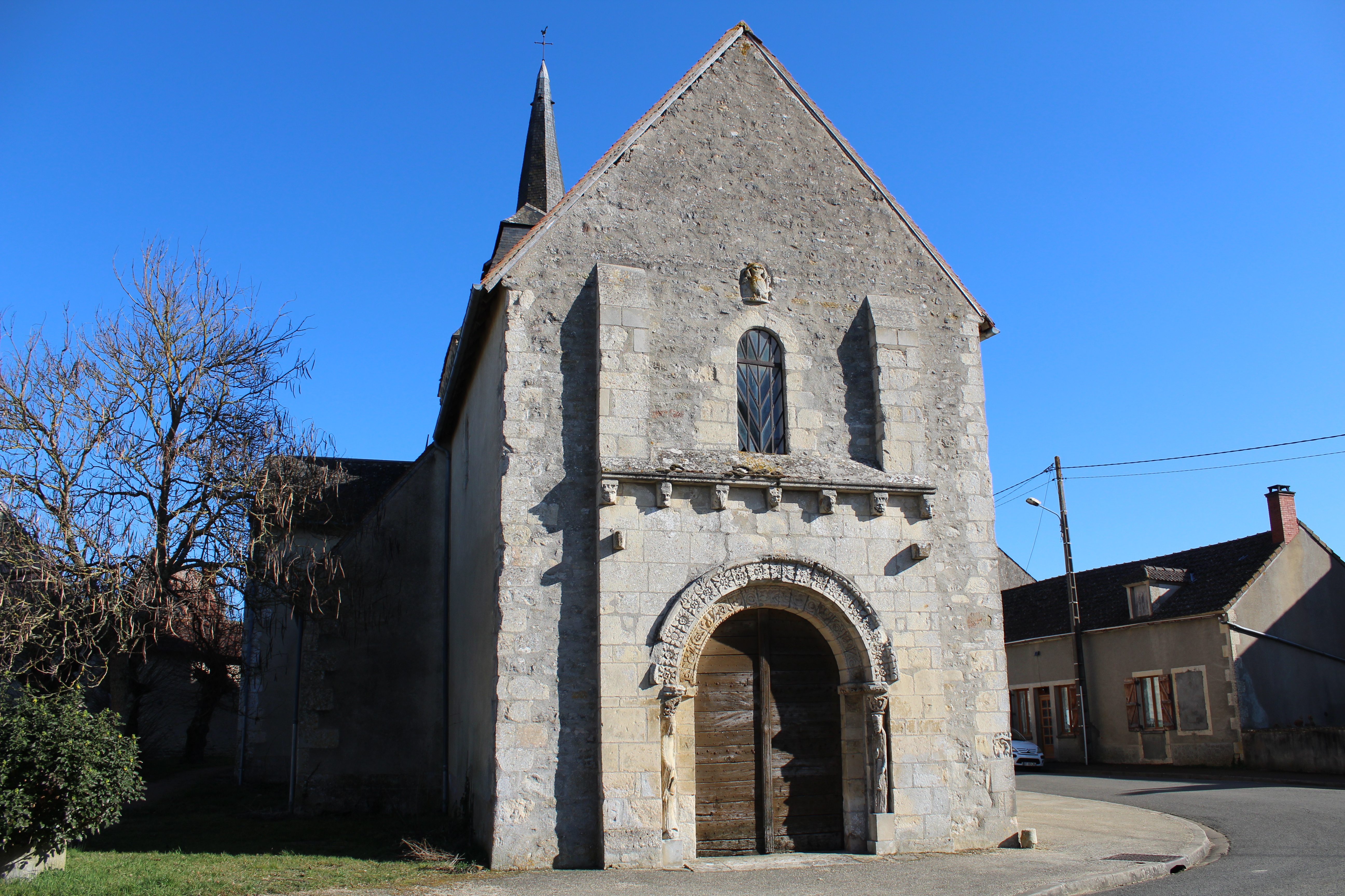 Saint-Martin de Véreaux : L'église aux mystérieuses statues colonnes, inspirées de celles de la cathédrale de Bourges