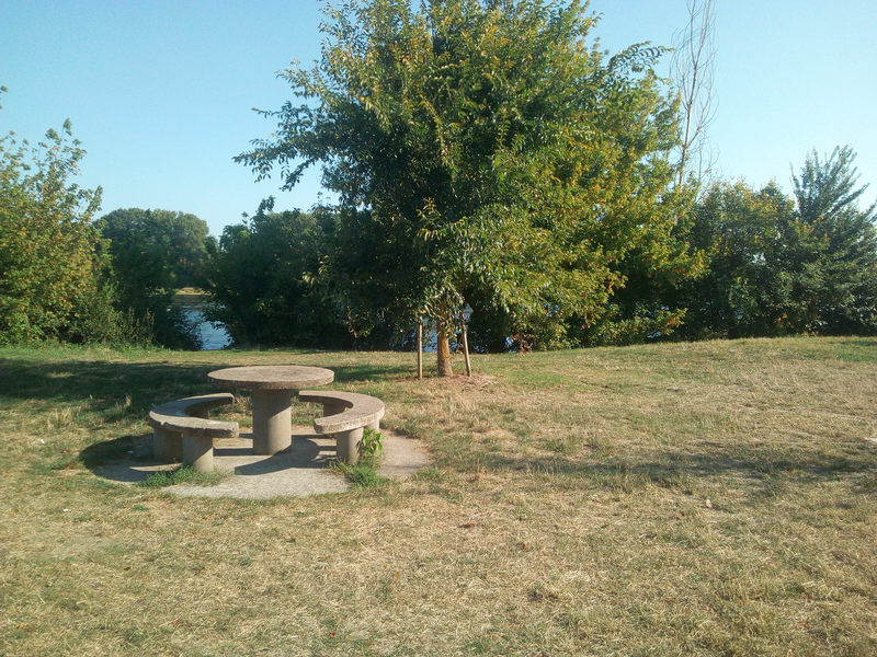Aire de pique-nique à Beaugency (à proximité du labyrinthe) - photo 2