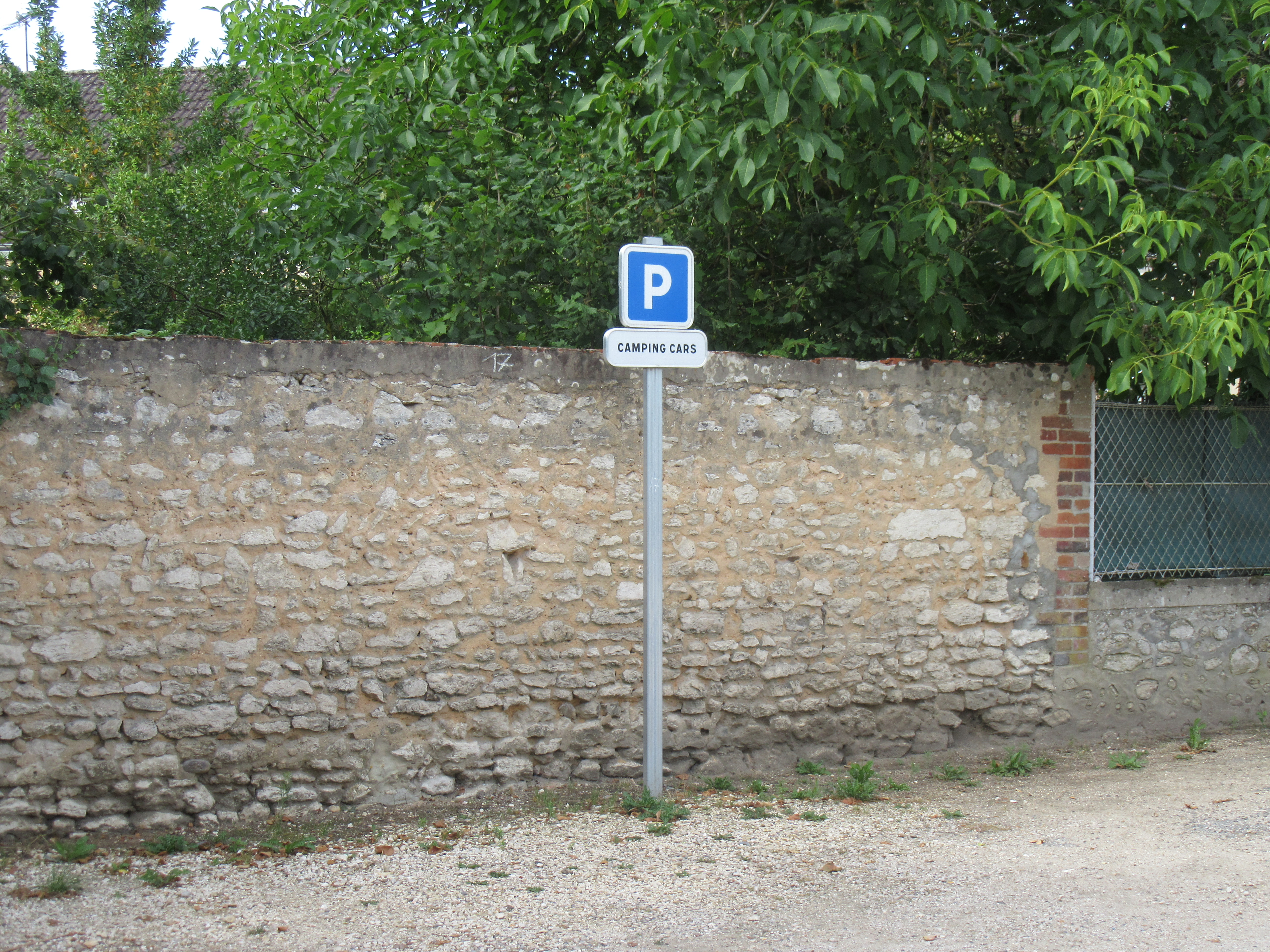 Aire de stationnement camping-cars - Place du Pâtis  France Centre-Val de Loire Loiret Châtillon-Coligny 45230