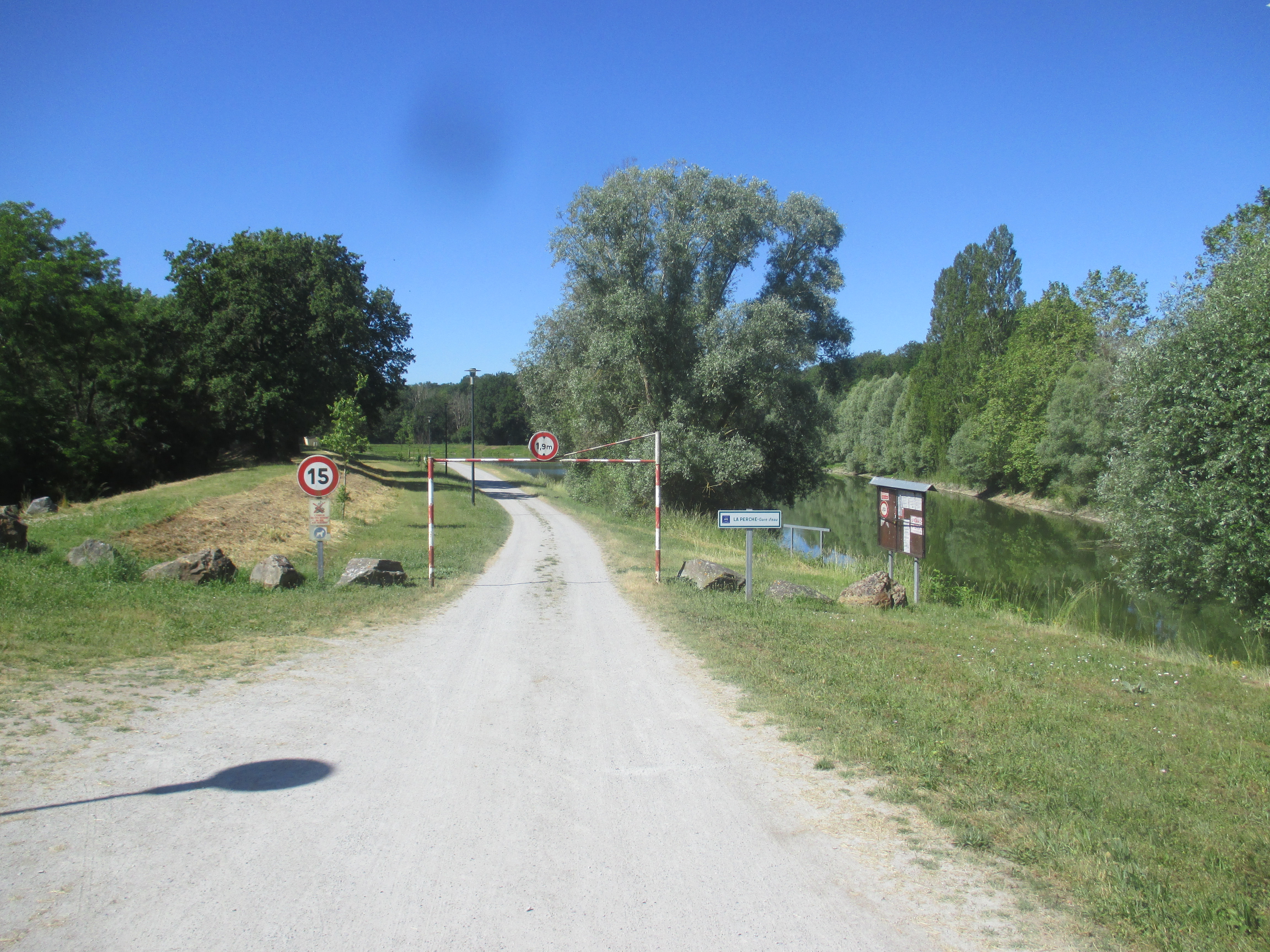 Visite Guidée à pied d'Ainay le Vieil et du Canal de Berry, découverte de la nature et secrets des plantes avec le Poète Enchanteur, Ainay-le-Vieil - photo 6