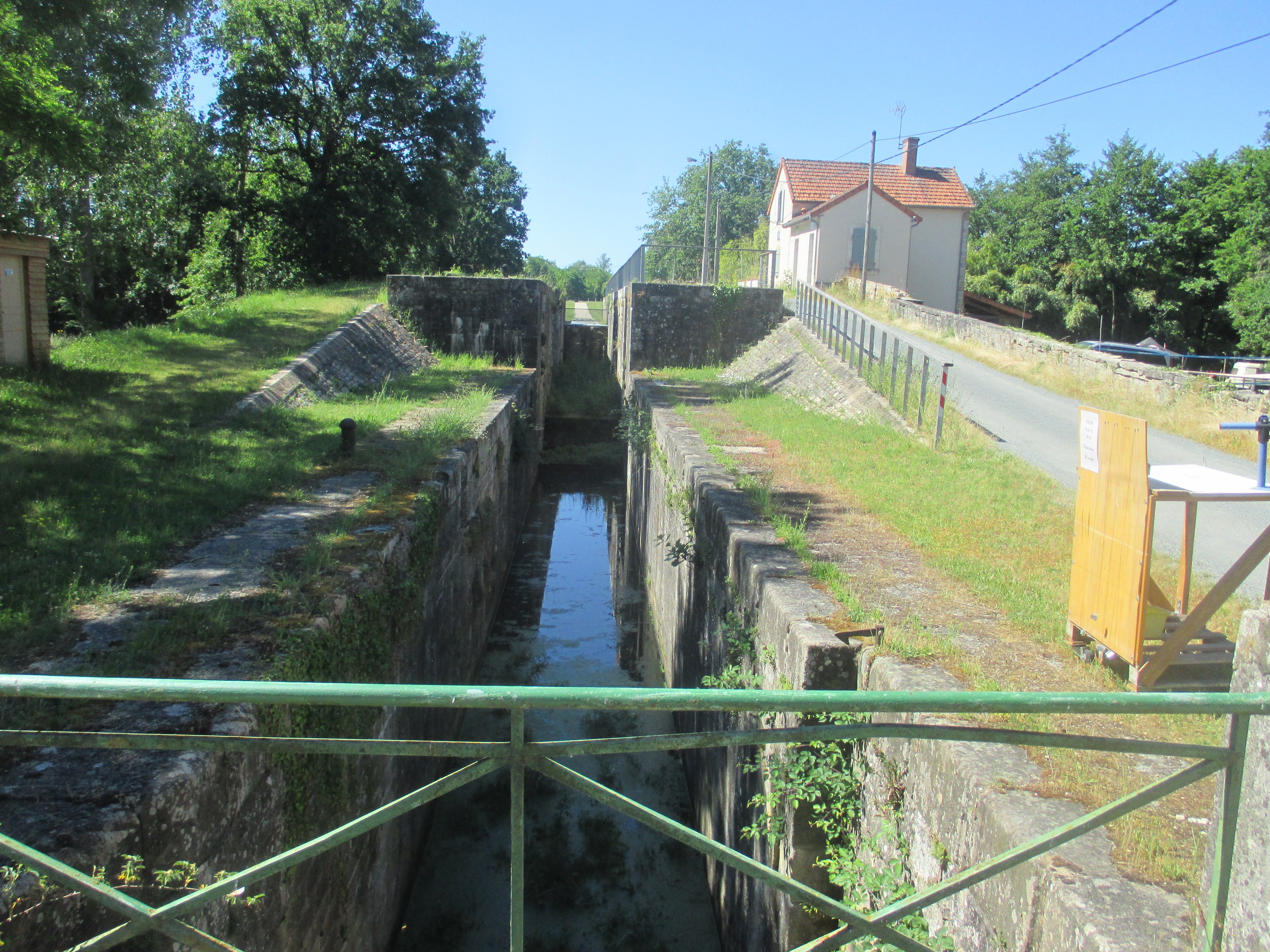 Visite Guidée à pied d'Ainay le Vieil et du Canal de Berry, découverte de la nature et secrets des plantes avec le Poète Enchanteur, Ainay-le-Vieil - photo 3
