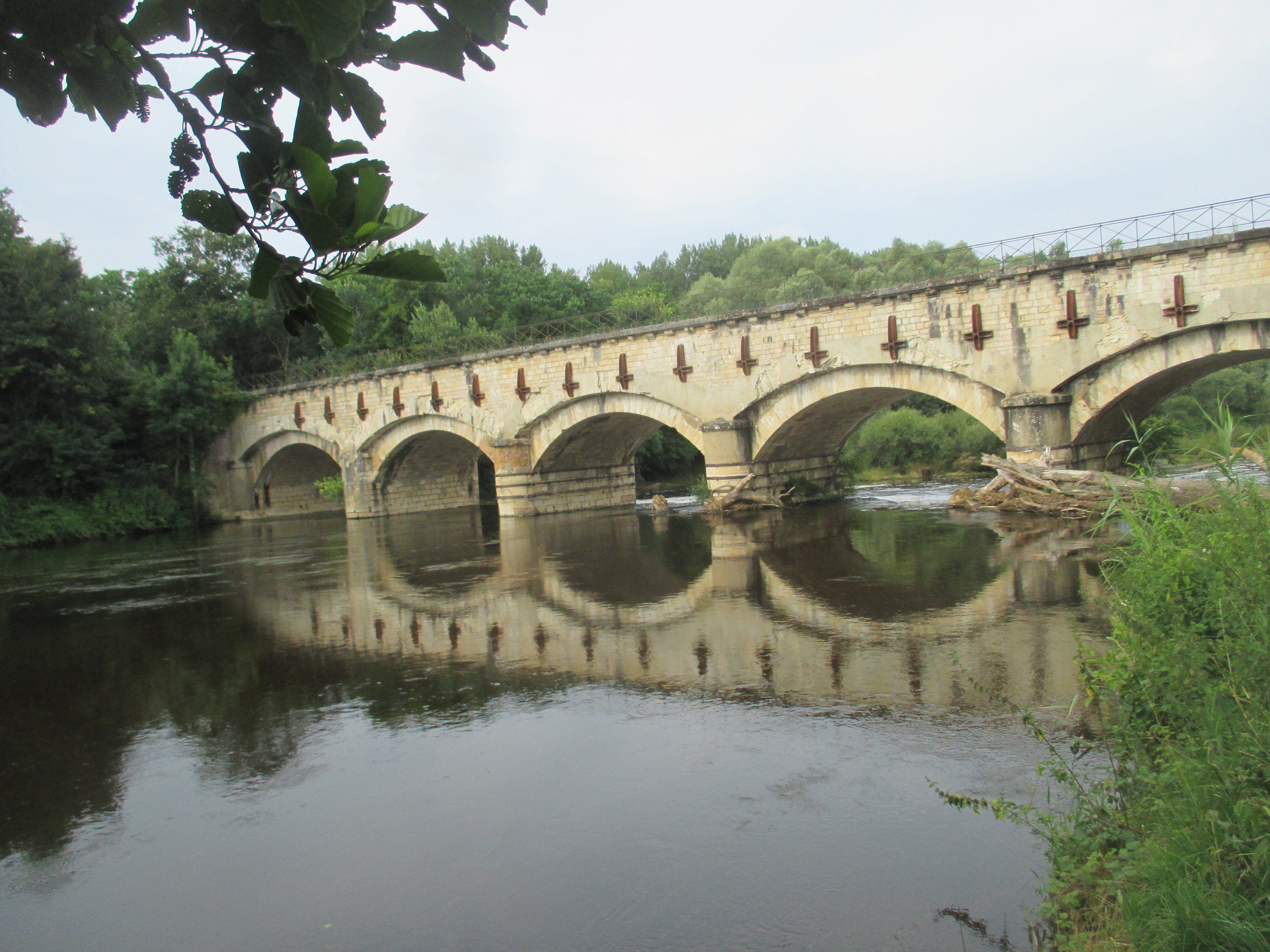 Visite Guidée à pied d'Ainay le Vieil et du Canal de Berry, découverte de la nature et secrets des plantes avec le Poète Enchanteur, Ainay-le-Vieil