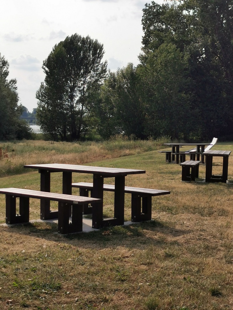 Aire de pique-nique au parc Henri Coullaud de Saint-Denis-de-l'Hôtel, Saint-Denis-de-l'Hôtel - photo 4