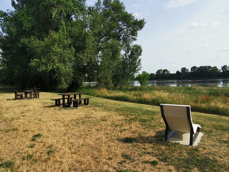 Aire de pique-nique au parc Henri Coullaud de Saint-Denis-de-l'Hôtel, Saint-Denis-de-l'Hôtel - photo 3