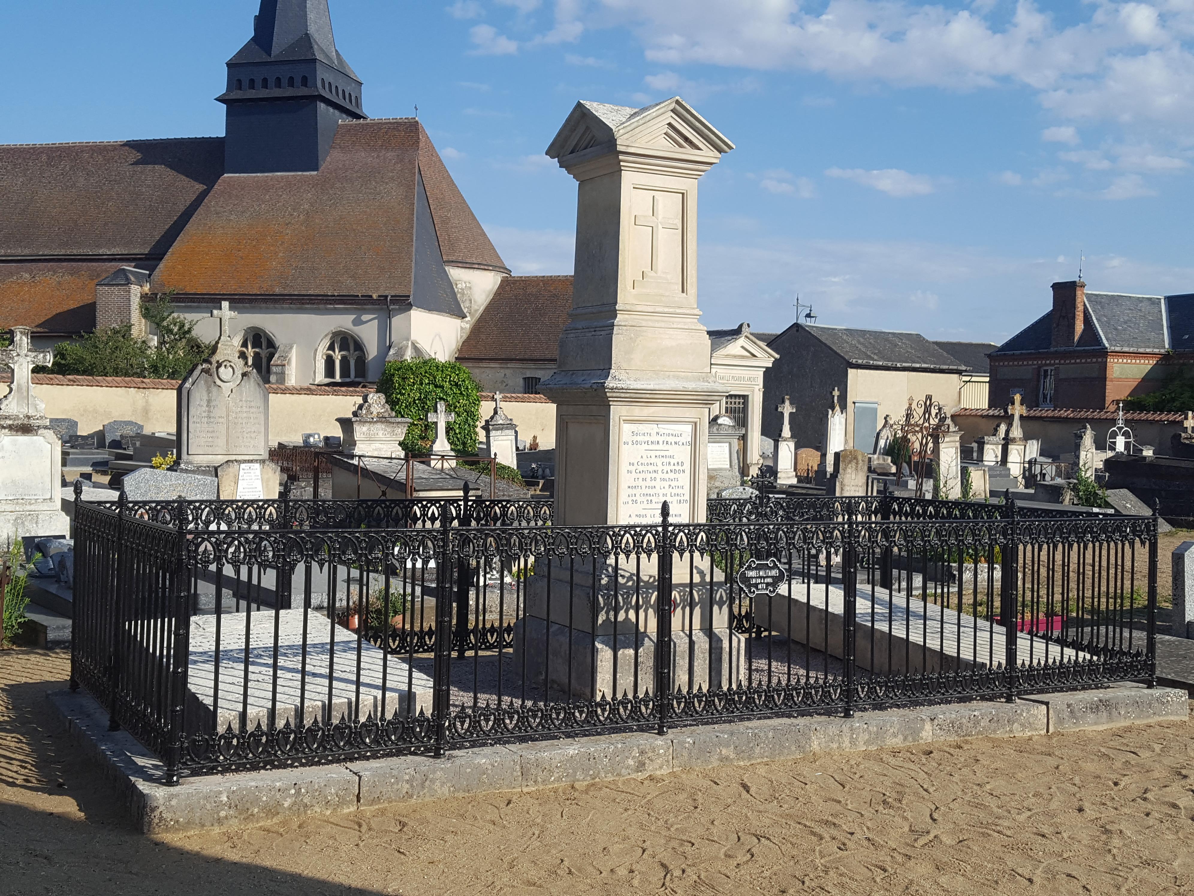 Tombe militaire commémorant le conflit de 1870  France Centre-Val de Loire Loiret Lorcy 45490